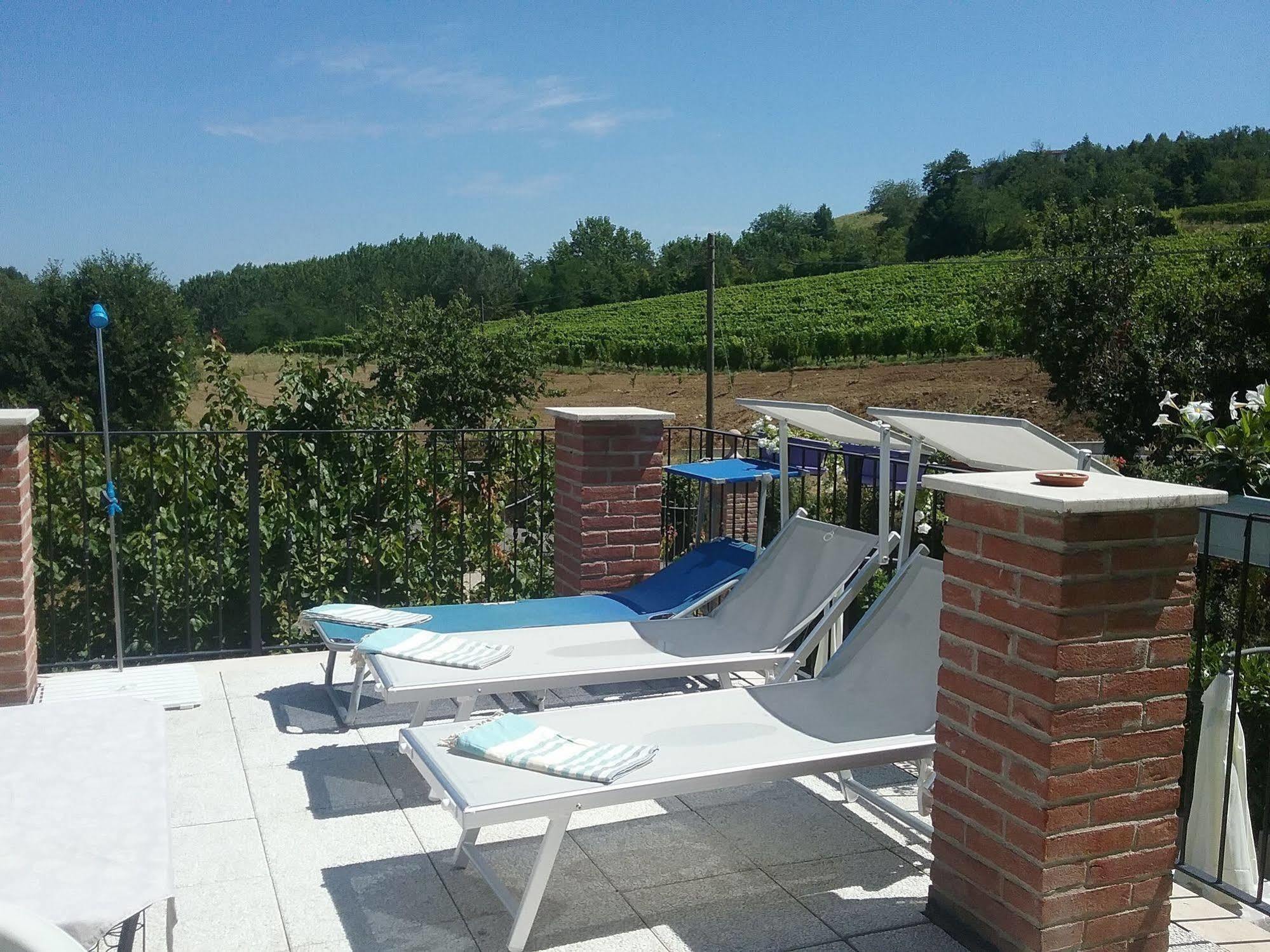 La Terrazza Del Barbaresco Bed & Breakfast Neviglie Exterior foto